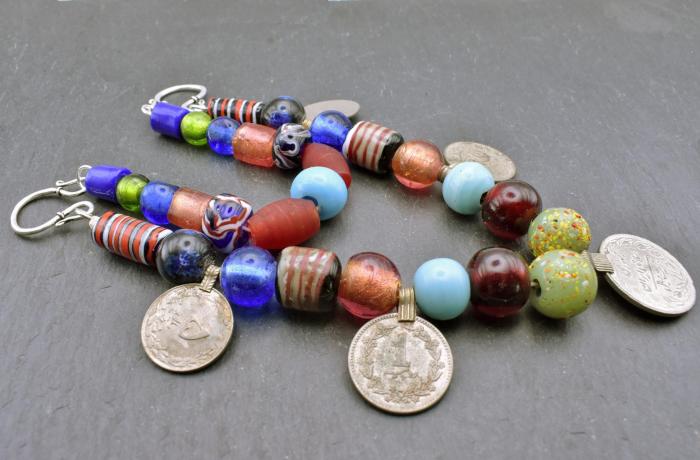 Wikinger Fibelkette mit alten orientalischen Münzen und bunten Glasperlen